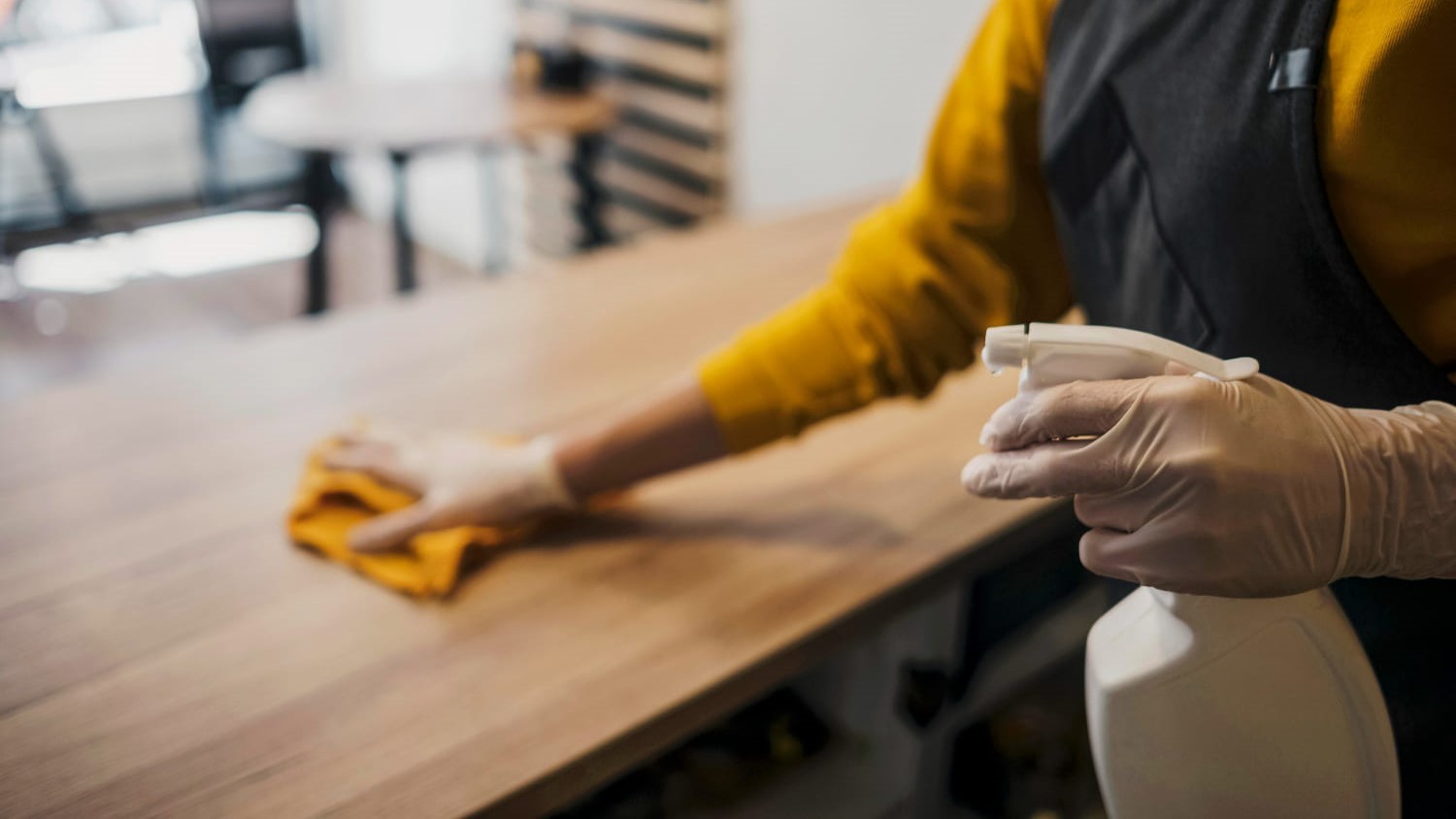 Reinigen van schimmel op onbehandeld hout met spray en doek in goed geventileerde ruimte