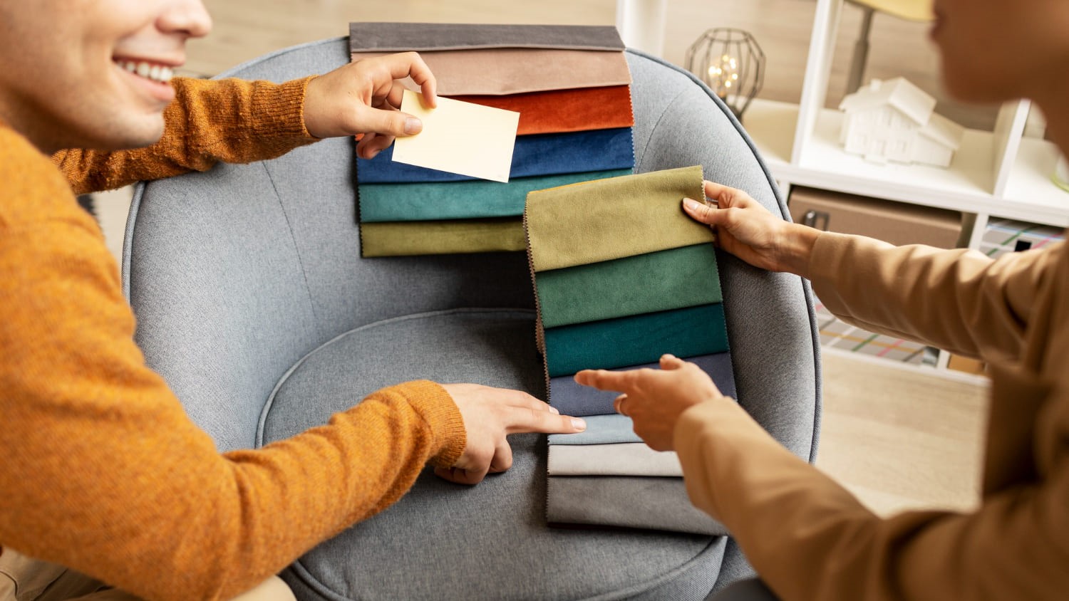 Stoffenstalen vergelijken voor bankbekleding die makkelijk vlekken laat verwijderen