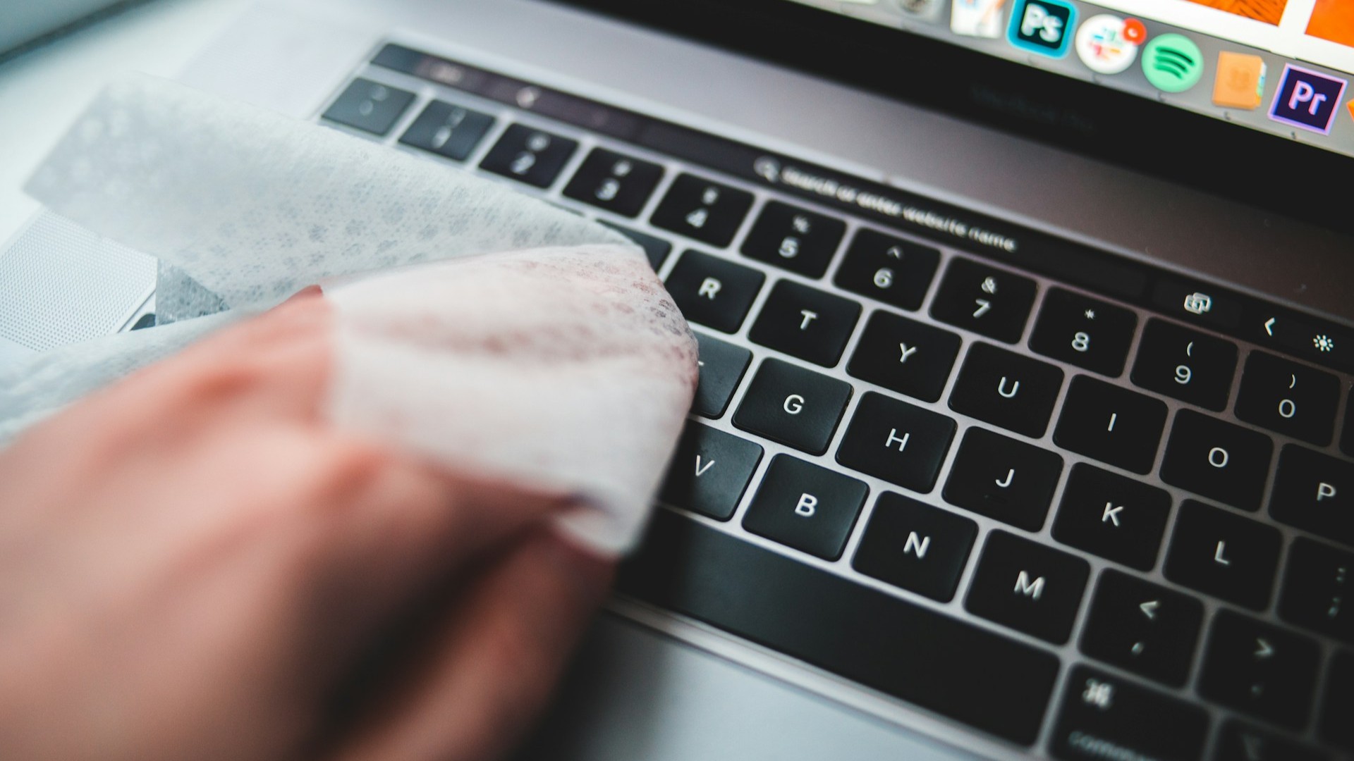Laptop toetsenbord reinigen met doekje voor elektronica schoonmaken veilig zonder schade
