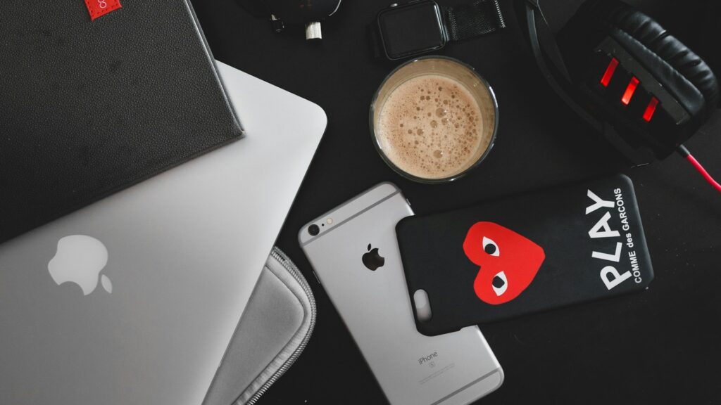 Elektronische apparaten zoals smartphone en laptop stofvrij houden bij elektronica schoonmaken veilig