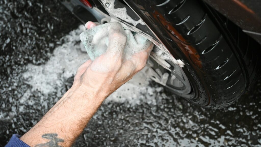 Velg reinigen met spons en schuim om vuil en vocht te verwijderen tegen muffe lucht in je auto