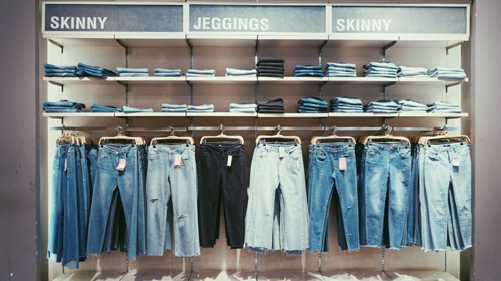 Overzicht van verschillende jeans in winkel na onderhoud en vlekken uit denim verwijderen