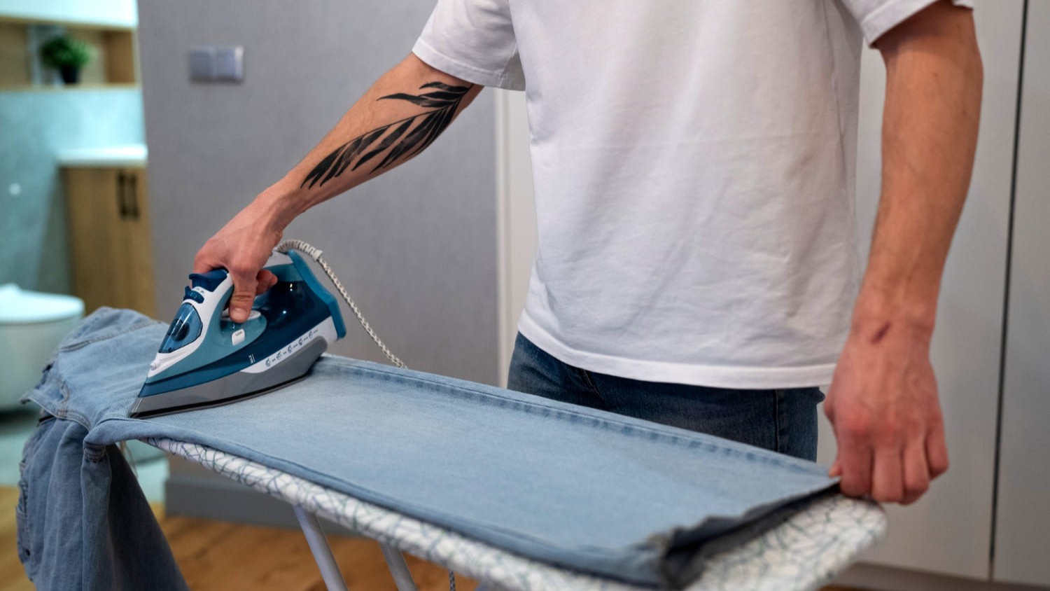 Strijken van lichte jeans na verwijderen van vlekken uit denim