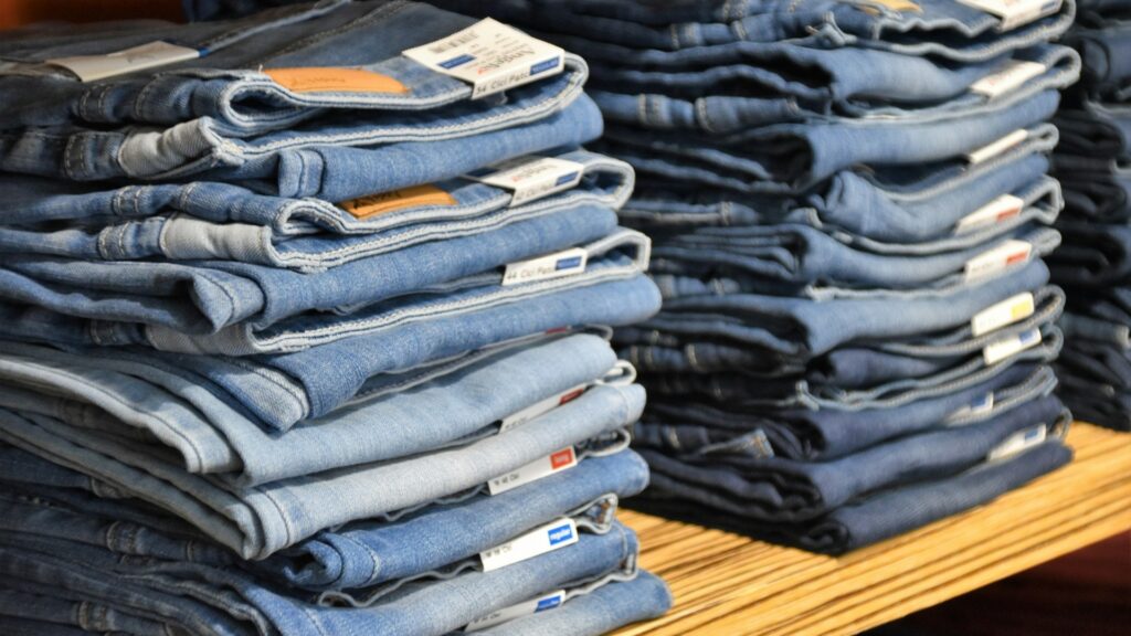 Denim wassen op lage temperatuur helpt kleurbehoud van opgevouwen jeans