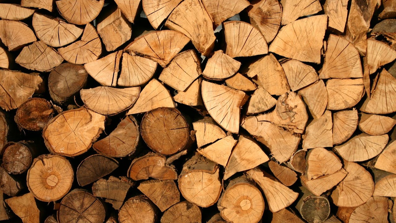 Stapel gekloofd hout met zichtbare nerven en structuren, ideaal voor uitleg over hout voorbereiden