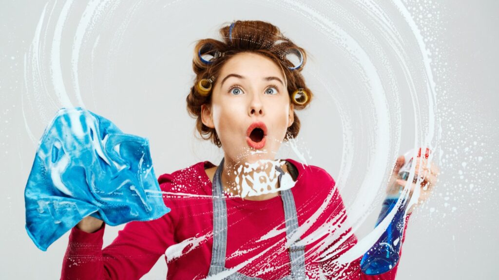 Voorjaarsschoonmaak van ramen met sop en doek, vrouw reinigt glas voor streeploos resultaat