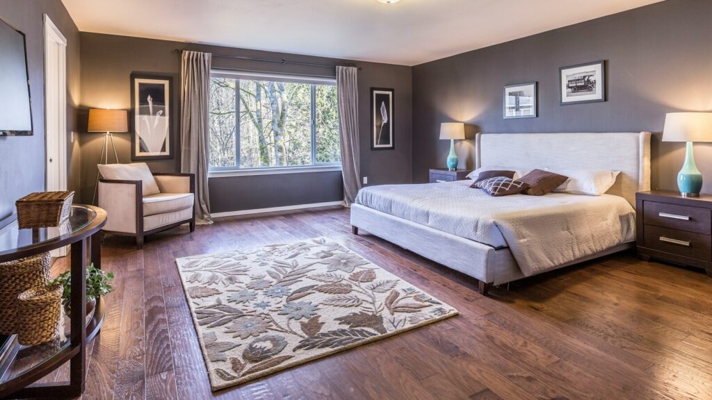 grote slaapkamer met bed en andere meubels