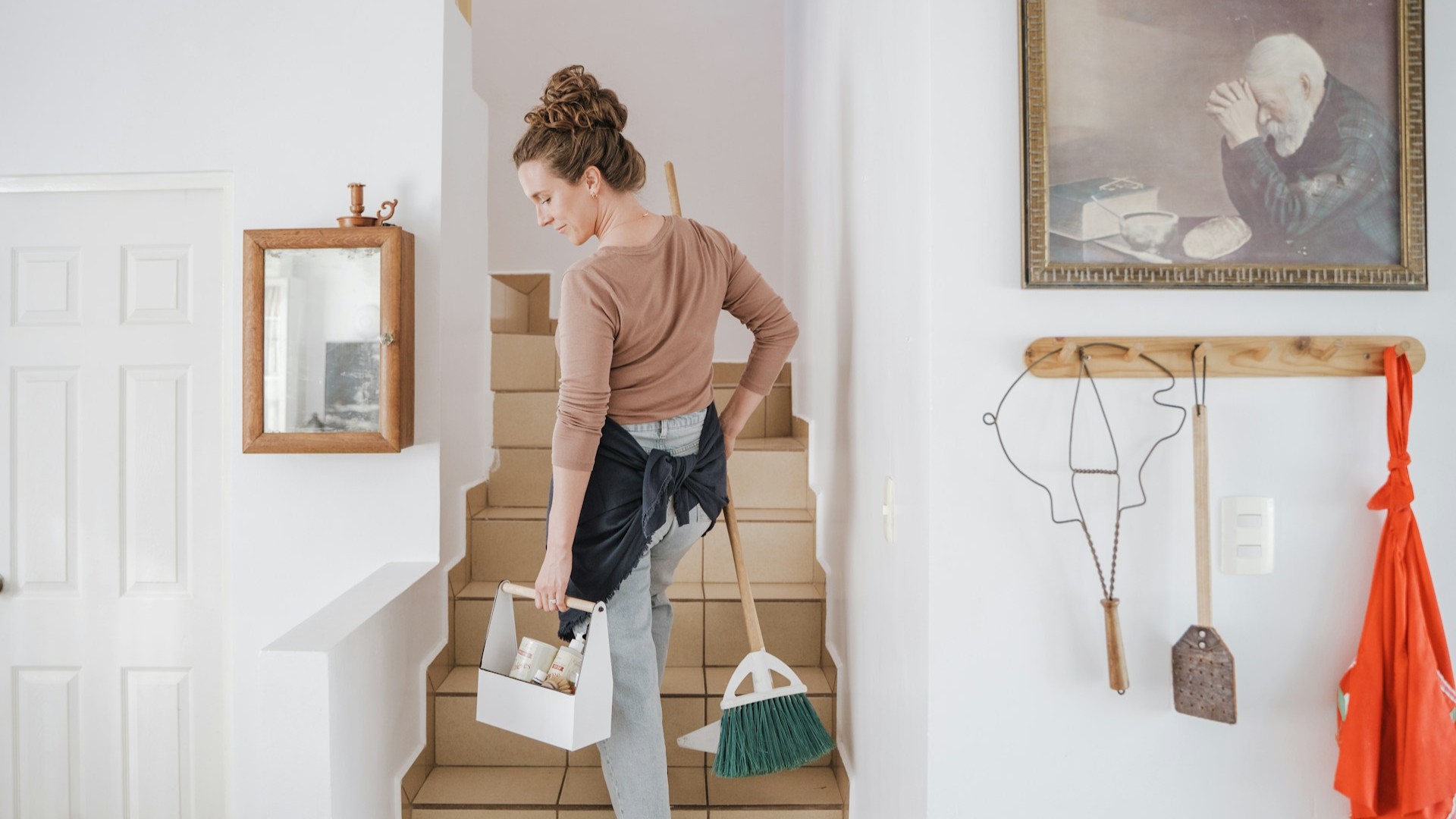 Persoon met schoonmaakspullen tijdens veelgebruikte oppervlakken schoonmaken in huis