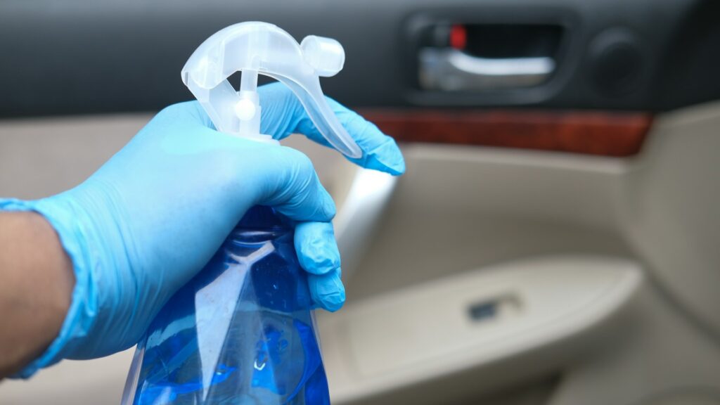 Interieur reinigen met spray om bacteriën te verwijderen bij muffe lucht in je auto