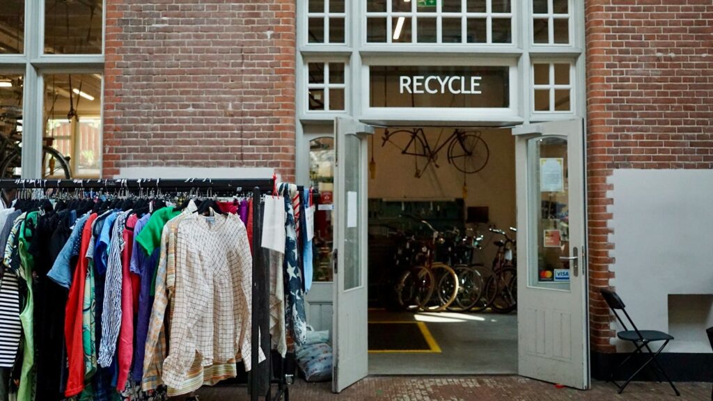 Inzamelpunt voor oude kleding als duurzaam alternatief bij kledingkast opruimen