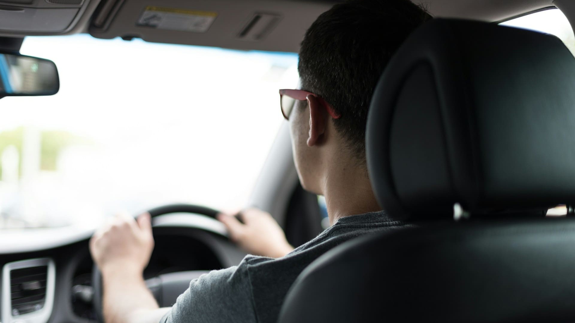 Hygiëne in taxi’s vanuit perspectief van chauffeur in verzorgd interieur