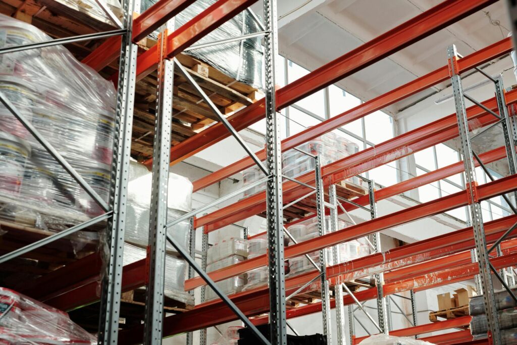 Magazijnstellingen met pallets en verpakte goederen op meerdere niveaus
