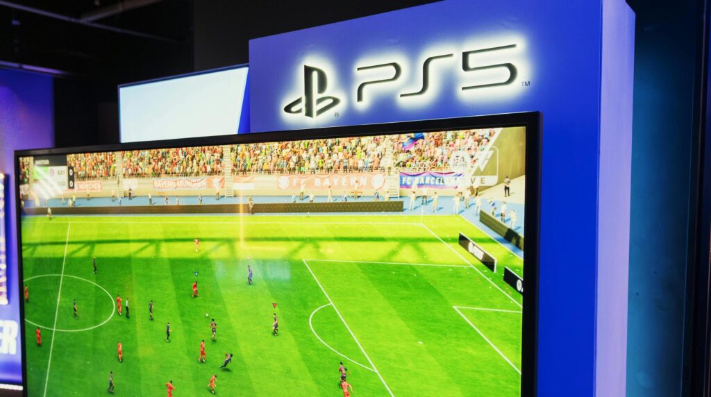 Televisiescherm met voetbalgame op PlayStation 5 presentatie in winkelomgeving