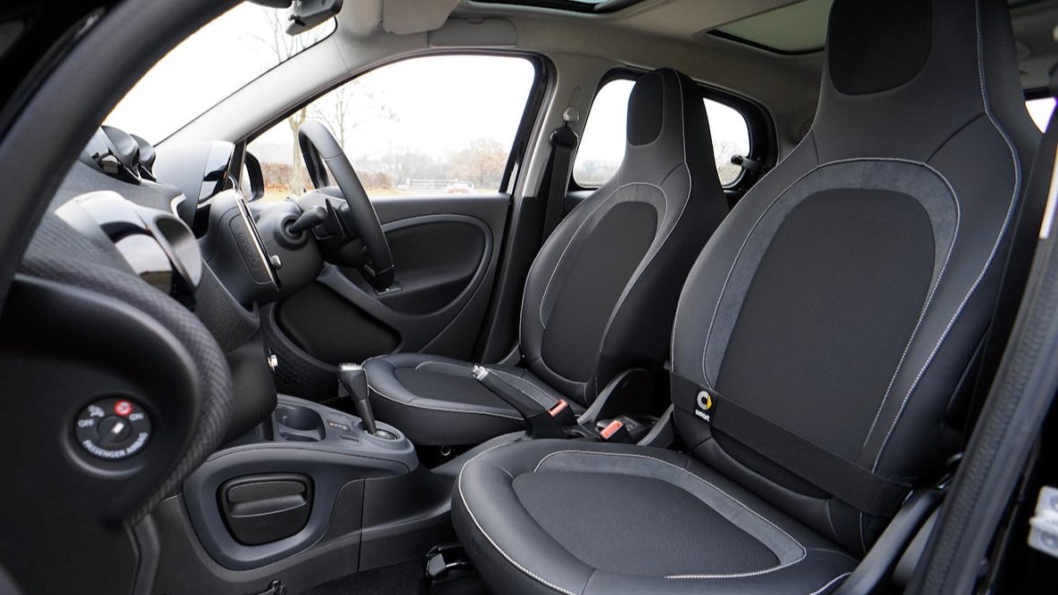 Schoon auto-interieur met nette bekleding, stofvrije stoelen en een fris ogend dashboard