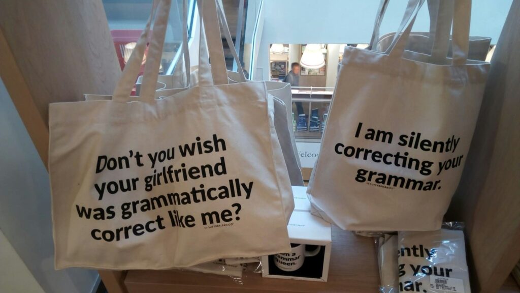 Katoenen bedrukte tassen met grappige Engelse grammaticateksten in zwarte letters op witte stof