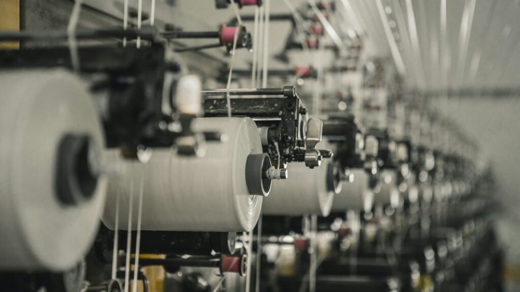 Textielmachine in werking als contrast met het resultaat van kledingkast opruimen