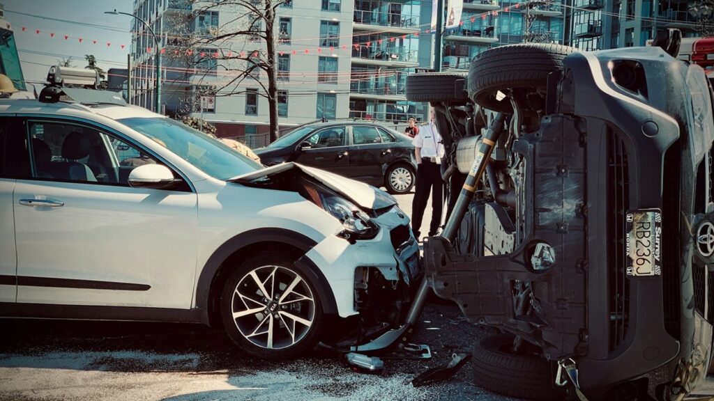 Botsing bij verkeersincident met gekantelde SUV en beschadigde witte auto in stedelijke omgeving