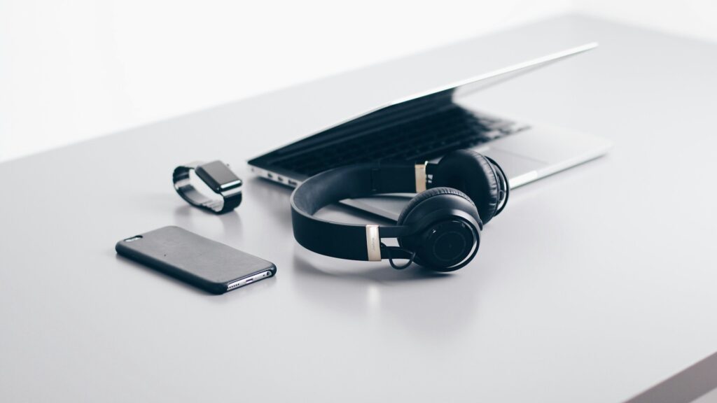 Werkplek met laptop en accessoires schoonhouden volgens elektronica schoonmaken veilig methode