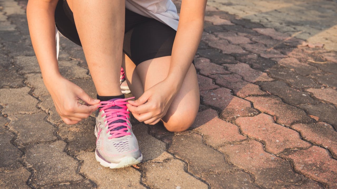 Hardloopschoenen schoonmaken begint met de juiste veters strikken voor een stevige en comfortabele run.